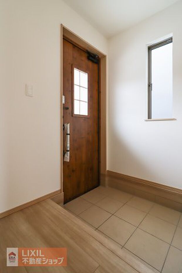 【玄関】現地完成写真。ゆったりと明るい玄関がご家族や来客をお出迎え。