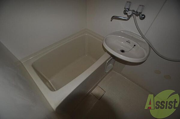 画像4:お風呂と一体化の洗面台、シャワーと歯磨き一緒にできます！