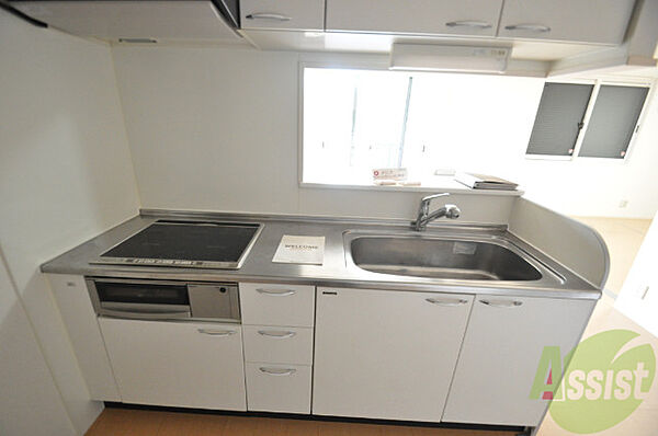 画像9:清潔感のある白いキッチンお料理も楽しくなります。