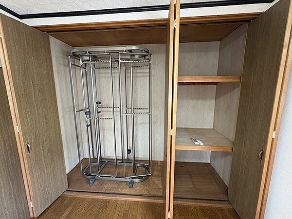 2階洋室内のクローゼット収納