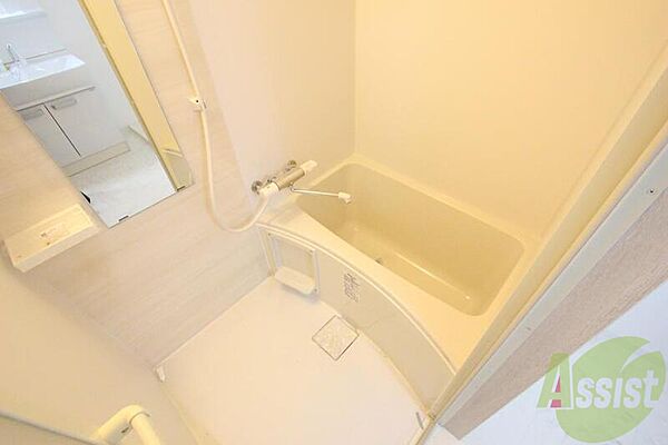 画像4:白を基調とした浴室