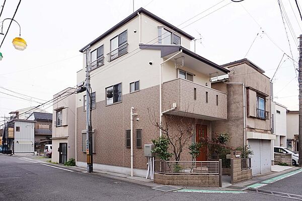 角地物件で前面道路は広めです