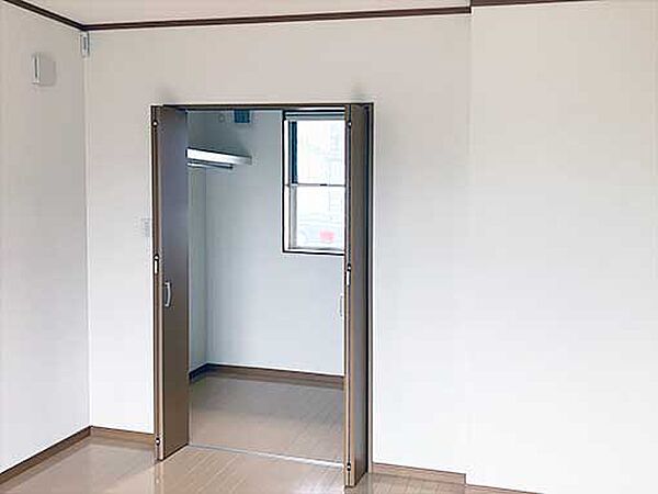 衣服や履物などを収納したり、中で着替えたりすることのできるウォークインクローゼット。