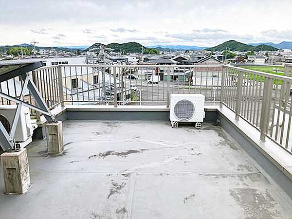 屋上バルコニーでティータイムを楽しんだり、ガーデニングをしたり。眺望も◎。