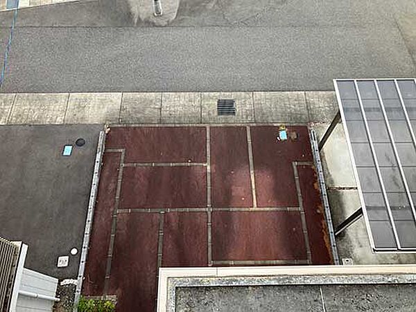 屋上からの駐車場スペース。並列３台可能。