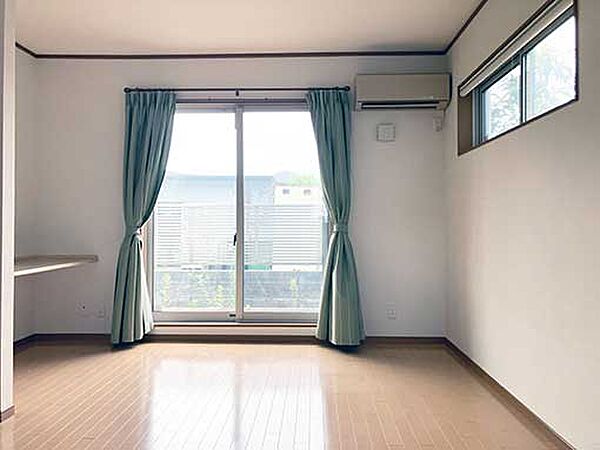 １階の１０．６帖の主寝室。二面採光で明るいお部屋です。