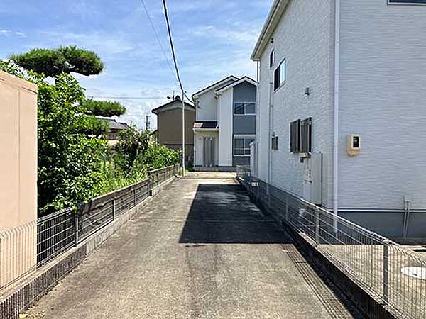 駐車スペース縦列３台以上。駐車幅も約３．５ｍあるので駐車もしやすいです。