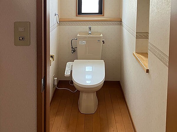 もちろん温水洗浄便座。かかせない設備となりました。