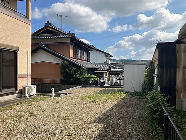 休日のバーベキューや、小さなお子様・ペットが安心して駆け回れるドッグラン、夏場の大型プール設置など、家族の思い出を深める特等席として活躍します。