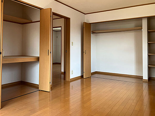クローゼットなどの収納力が十分に確保されているため、室内に無駄なタンスやチェストを置く必要がありません。