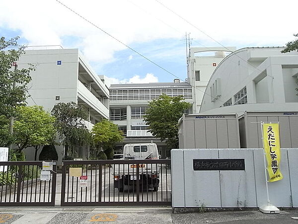 荏田西小学校約1300ｍ