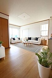 クレストール古谷 201 2階2LDKのリビング/ダイニング