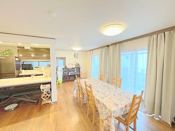 ＬＤＫはゆったり約19．5帖の大空間　床まである大きな窓からは柔らかな光が差し込み、団らんの時間