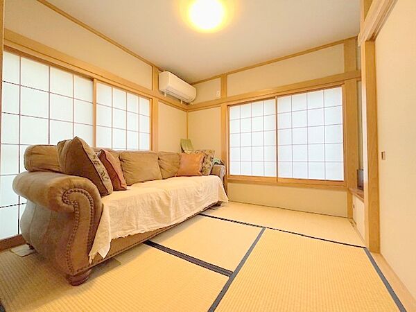 畳の香りや質感が、日々の暮らしにやすらぎをもたらしてくれます　障子やふすまからやわらかく差し込む