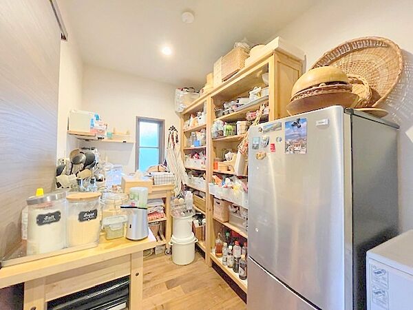 キッチンには調味料やストック品の収納に便利なパントリー　流行りのセカンド冷凍庫も置けるゆとりのス