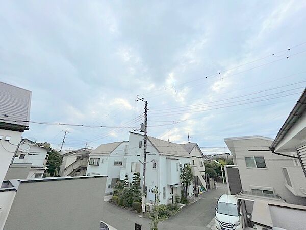 室内からつながるワイドバルコニーからは、遠くまで見渡せる開けた景色が広がります　朝はやわらかな陽