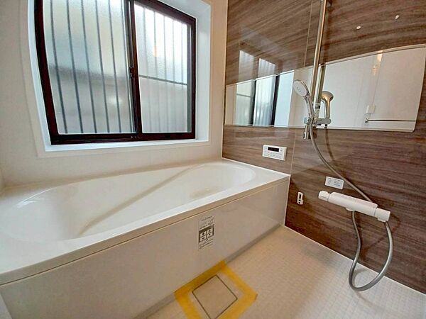 ゆったりと足を伸ばしてくつろげる綺麗で清潔感のある色味の浴室。お気軽にアムティック吉祥寺本社までお問