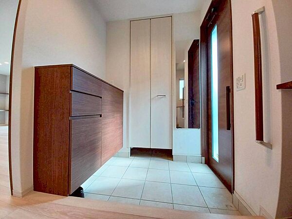 住まいの第一印象を決める玄関は、ゆとりある設計でお出迎えにも好印象。シューズボックスや収納も充実して