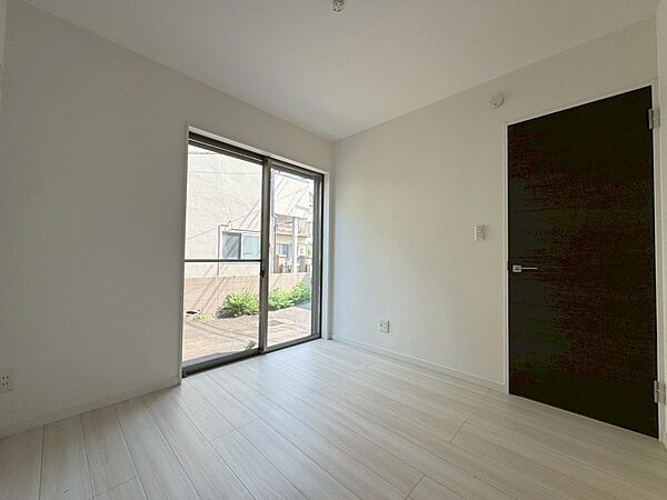 全室に窓が2面あることで、朝から自然光がたっぷり入る爽やかな空間に。各居室には収納も備え付けられてお