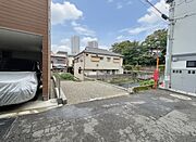 キレイな更地になりました間口は約4.47ｍあり、整形地の様な開放感ございます全面道路はお車の交通量も