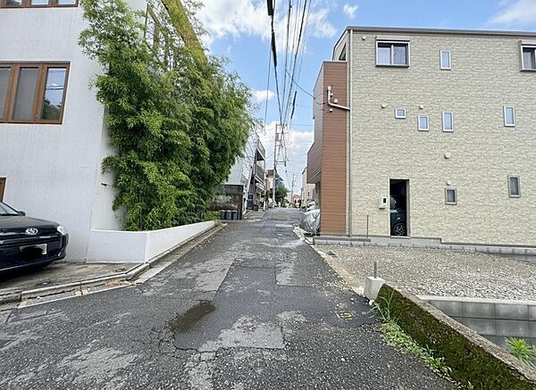 キレイな更地になりました間口は約4.47ｍあり、整形地の様な開放感ございます全面道路はお車の交通量も