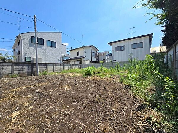旗竿地＆西側は建物が無いため、人目が少なくプライバシーが守られる立地建築条件付売地ならではの、建築