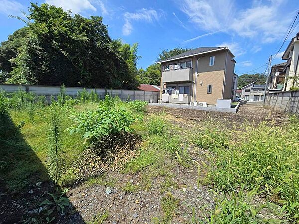 旗竿地＆西側は建物が無いため、人目が少なくプライバシーが守られる立地建築条件付売地ならではの、建築