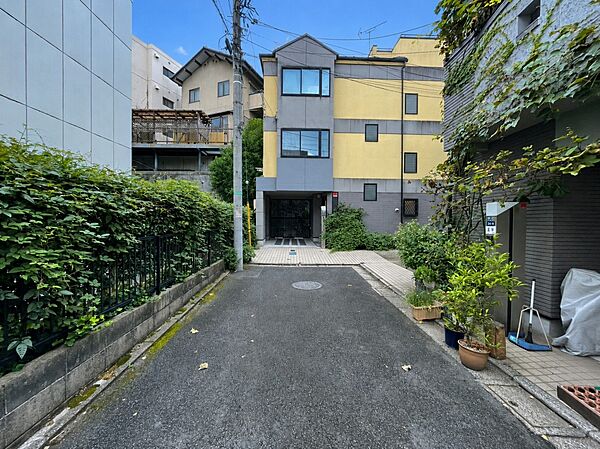 前面は居住者のみの交通で、車の通りぬけもなく、落ち着いた住環境。六本木・青山・広尾を日常の生活圏とす
