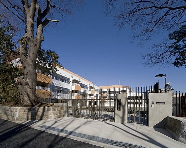 港区立 高陵中学校まで693m