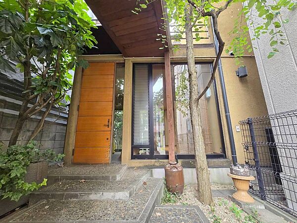分離方の二世帯住宅前面道路はお車の交通量も少なく、静かで暮らしやすいロケーション。小さなお子様