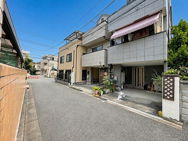 前面は居住者のみの交通で、車の通りぬけもなく、とっても静かで落ち着いた住環境です。室内は空室の為、室