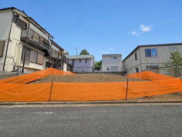 前面道路はお車の交通量も少なく、静かで暮らしやすいロケーション。小さなお子様や犬の散歩コースとしても