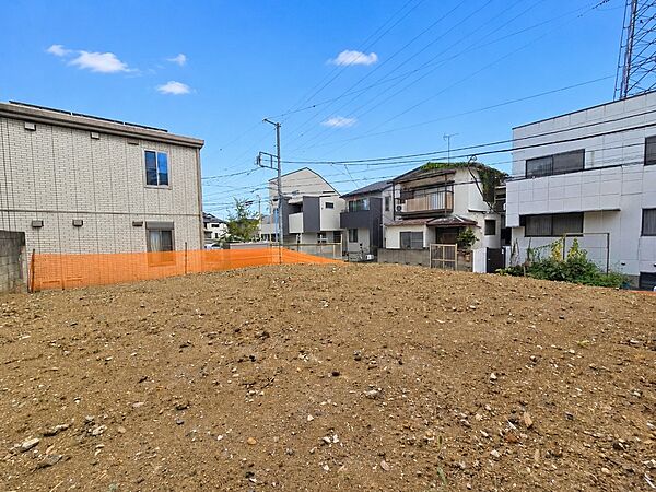 前面道路はお車の交通量も少なく、静かで暮らしやすいロケーション。小さなお子様や犬の散歩コースとしても