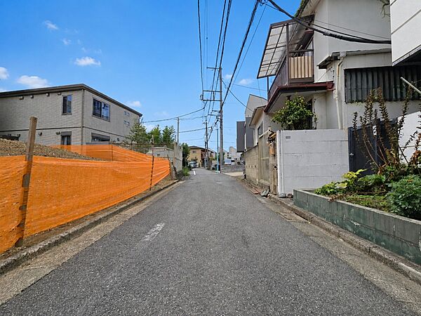 前面道路はお車の交通量も少なく、静かで暮らしやすいロケーション。小さなお子様や犬の散歩コースとしても