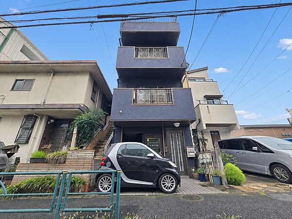 前面はガードレールのある整備された歩道でお子様にも安心です古家が残っています。お引き渡し時期や条件