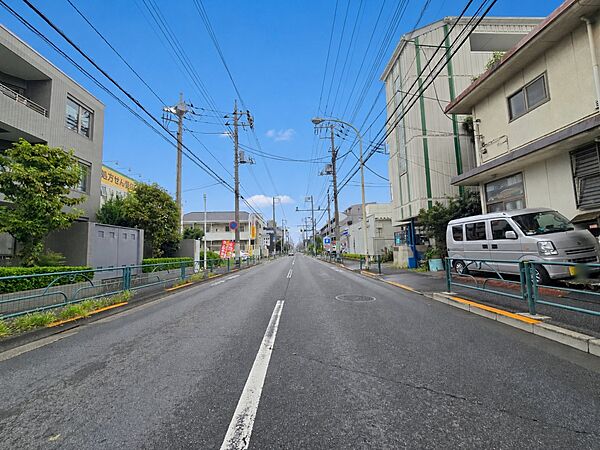前面はガードレールのある整備された歩道でお子様にも安心です古家が残っています。お引き渡し時期や条件