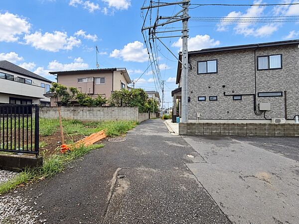 建築条件付売地ならではの建築コストを抑えた本物件前面道路はお車の交通量も少なく、静かで暮らしやすい