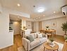 リビング/ダイニング：南側の大きな窓から心地よい風とやわらかな日差しがたっぷり差し込む明るいリビングですご家族が集まりや