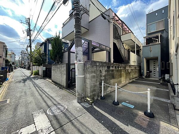 旗竿地のため、人目が少なくプライバシーが守られる立地。室内大変キレイです。是非現地にてご体感ください