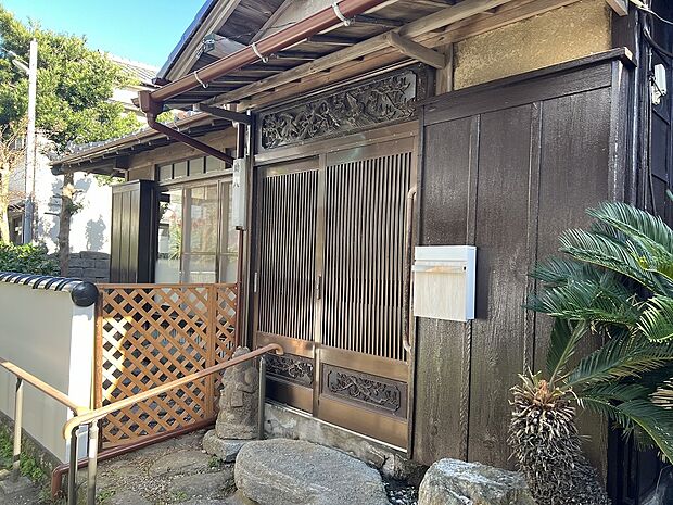 石積の玄関、レトロな日本家屋住宅が個性的な物件