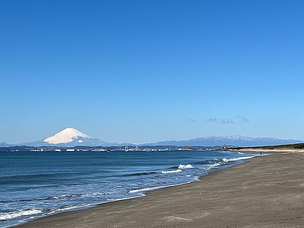 「富津海水浴場」まで徒歩8分、夏場はマリンアクティビティを楽しむのも良い。冬の空気の澄んだ日には、雪化粧の富士山も鑑賞できる