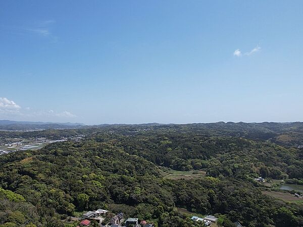海と山が共存し、一年を通じて温暖な気候で過ごしやすい館山