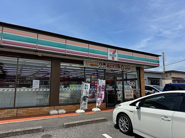 「セブンイレブン君津中富店」まで徒歩５分、コンビニも歩いていける近さが嬉しい