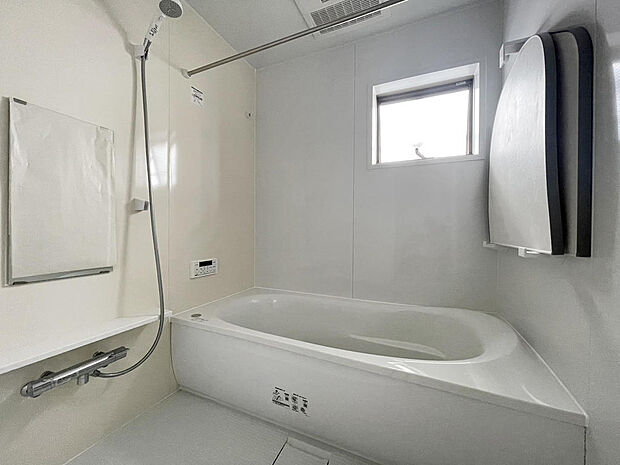 浴室暖房乾燥機付の１浴室暖房乾燥機付の１坪ゆったりバスです。寒い日も浴室を温めてから入浴できます。