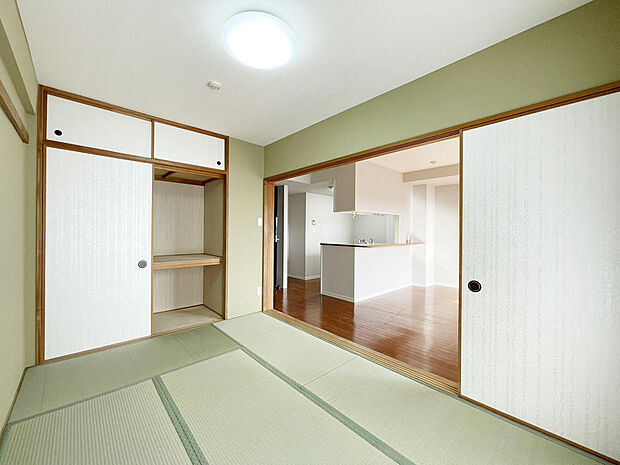 LDK隣りの和室は小さなお子様のお昼寝や、キッズスペースとしても便利にご利用頂けます。