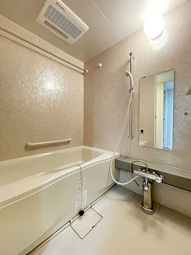 浴室暖房乾燥機付の1坪ゆったりバスです。寒い日も浴室を温めてから入浴できます 。