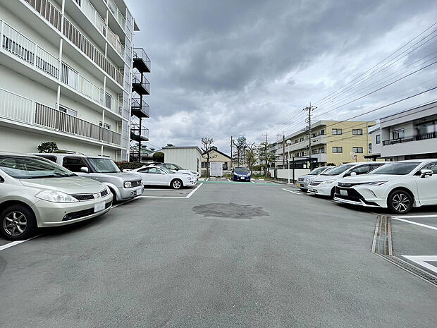 便利な駐車場が完備されており、車を所有している方にとっては快適な生活が期待できます。