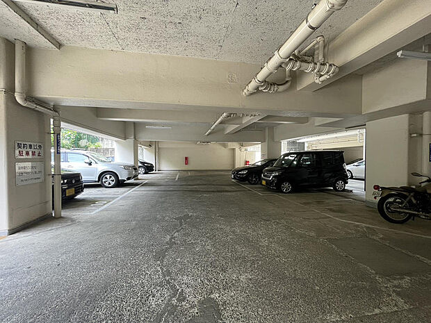 平面駐車場があるので、お車を所有の方も安心。駐車スペースにストレスなく利用できます。