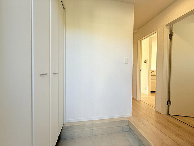 広々した玄関には下駄箱も設置しています