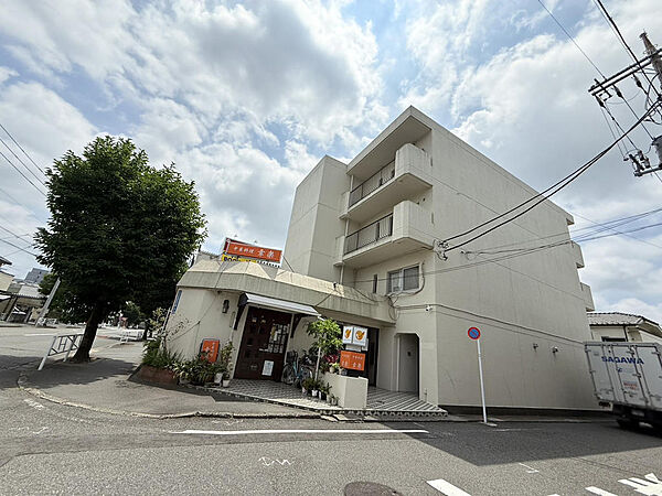 買い物は徒歩2分の立地。リフォーム自由で理想の家に！